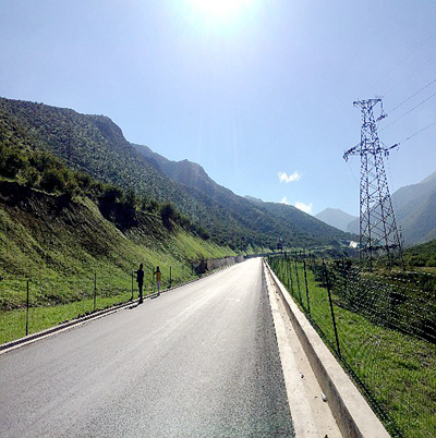 公路沿线修复后效果.jpg