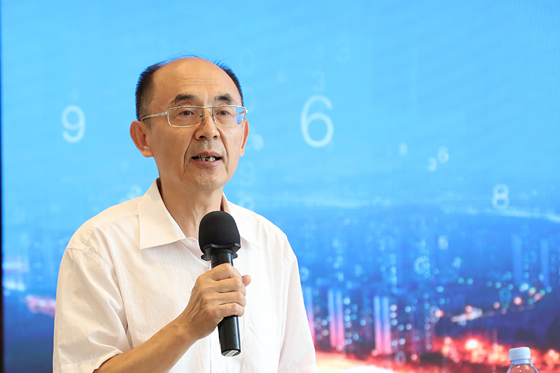“老交通”智库副主任、原交通运输部总工程师周伟主持沙龙.jpg